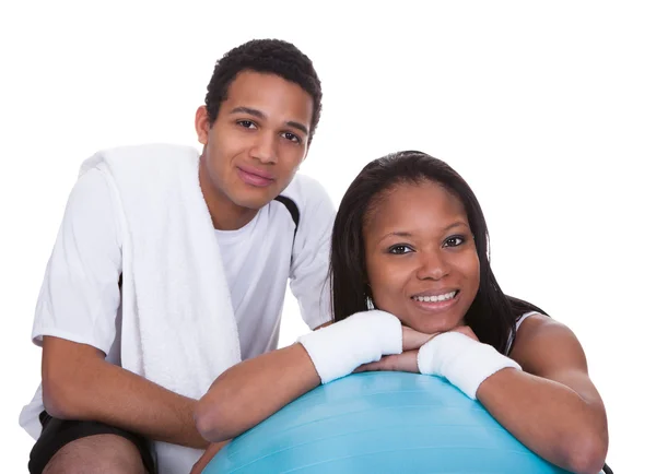 Casal jovem fazendo fitness. Isolado em branco — Fotografia de Stock