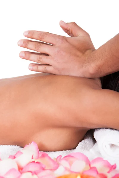 Frau erhält Massage im Wellnessbereich — Stockfoto