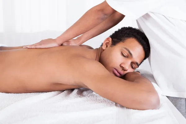 Homme recevant un massage de la main féminine — Photo