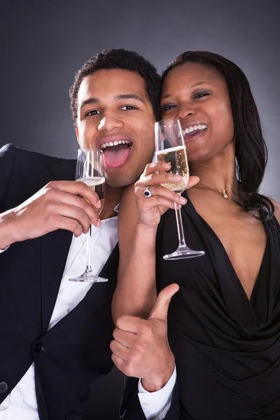 Casal Africano que gosta de beber champanhe — Fotografia de Stock