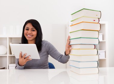 kadın kitap kaçınarak ve tablet kullanma