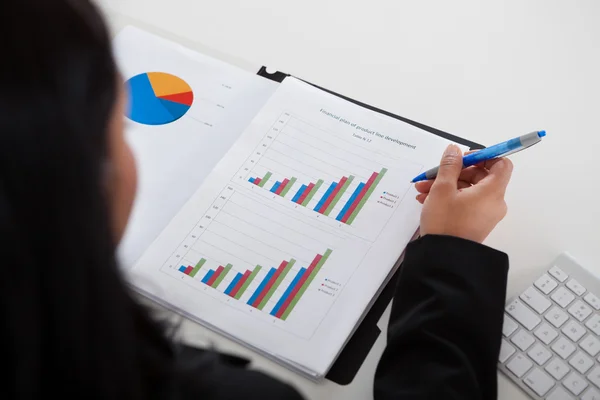 Businesswoman Studying Graph — Stock Photo, Image