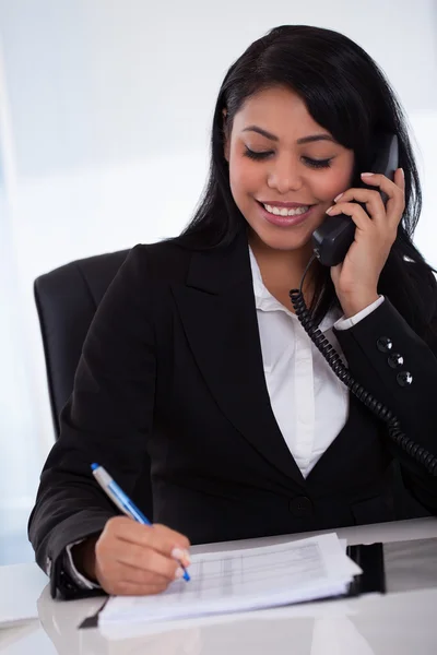 Junge Frau schreibt Nachricht vom Telefon — Stockfoto