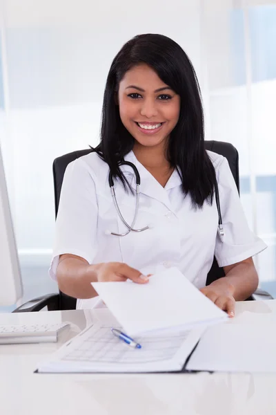 Médico femenino que da informe médico — Foto de Stock