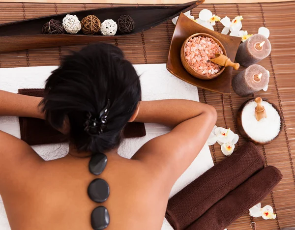 Mujer joven relajándose en un tratamiento de spa — Foto de Stock