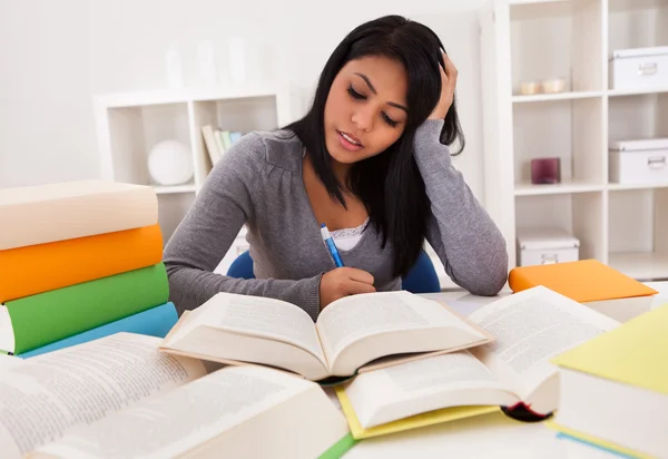 Retrato de mujer joven estudiando — Foto de Stock