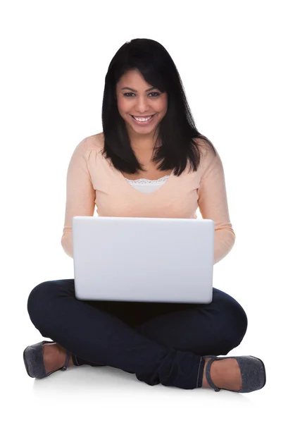 Jovem mulher usando laptop — Fotografia de Stock