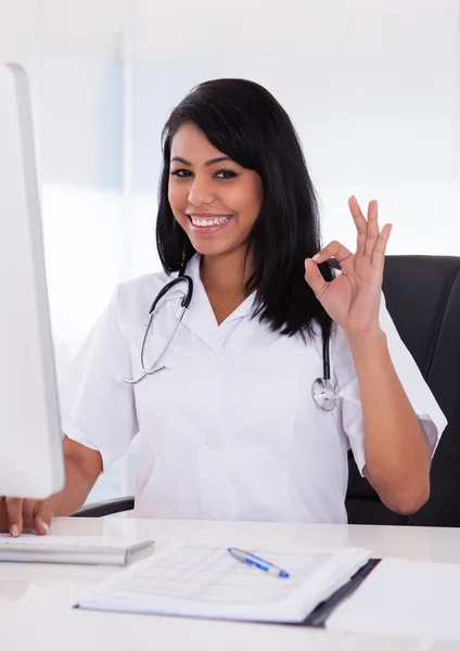 Glad kvinnliga läkare gestikulerande ok tecken — Stockfoto
