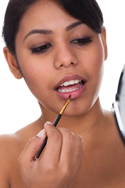 Jovem mulher aplicando batom — Fotografia de Stock