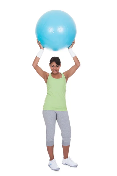 Jonge vrouw uitoefenend met pilates bal — Stockfoto