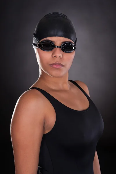 Portrett av en ung kvinnelig svømmer – stockfoto