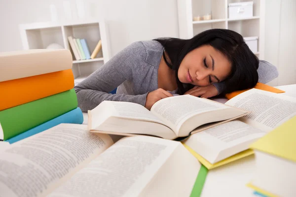 Jovem mulher dormindo enquanto estuda — Fotografia de Stock