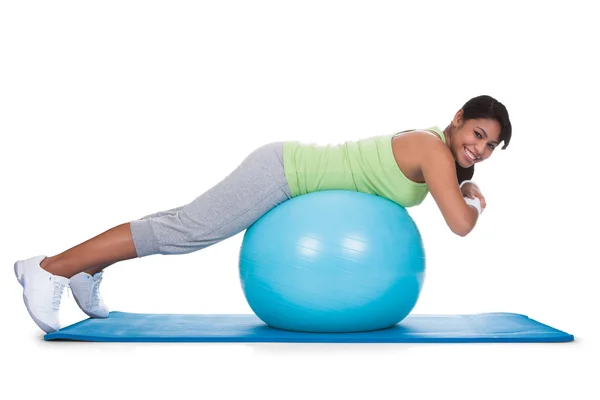 Žena cvičení na pilates míč — Stock fotografie