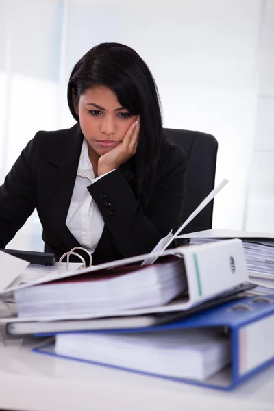 Retrato de mujer de negocios con exceso de trabajo — Foto de Stock