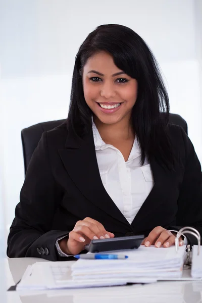 Businesswoman Doing Calculations — Stock Photo, Image