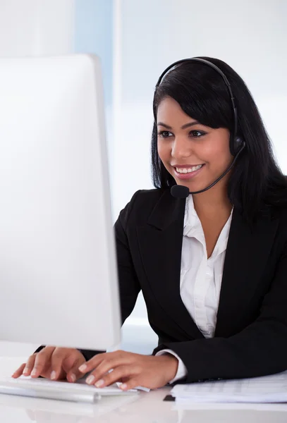 Rappresentante femminile del cliente utilizzando il computer — Foto Stock
