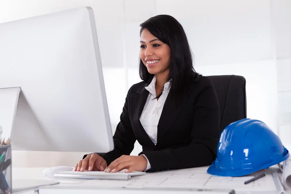 Arquitecto femenino feliz usando la computadora — Foto de Stock