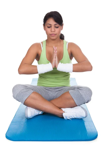 Retrato de una joven practicando yoga — Foto de Stock