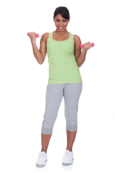 Mujer joven haciendo ejercicio con pesas — Foto de Stock