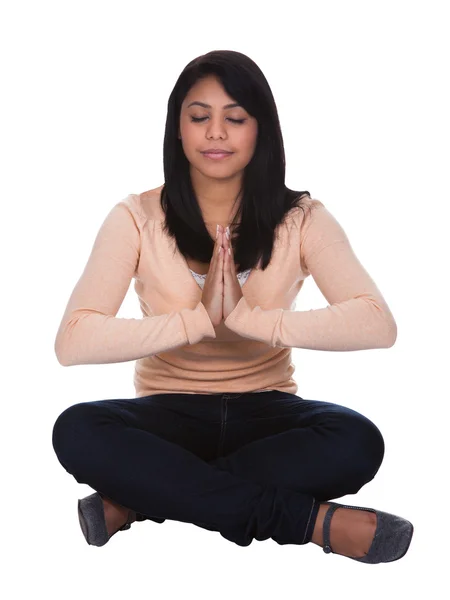 Jovem mulher praticando Yoga — Fotografia de Stock