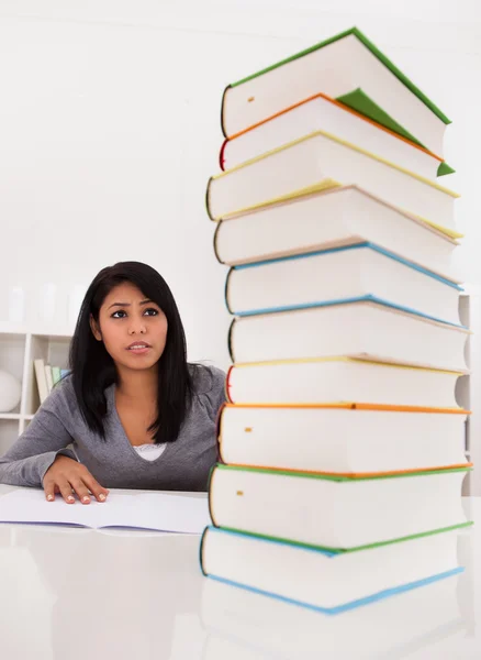 Scioccato donna guardando pila di libri — Foto Stock