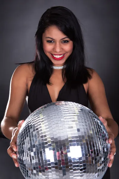 Νέα γυναίκα που κρατά μπάλα disco — Φωτογραφία Αρχείου