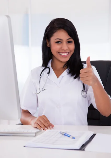 Happy Feminino Doutor Gesturing Ok sinal — Fotografia de Stock