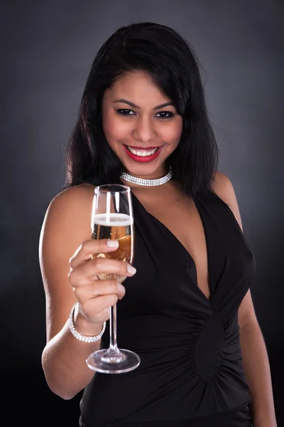 Kadın elinde şampanya kadehi tutuyor. — Stok fotoğraf