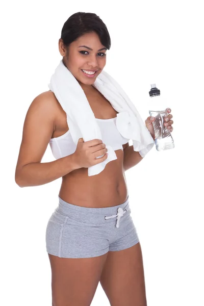 Porträtt av ung kvinna dricksvatten efter jogging — Stockfoto