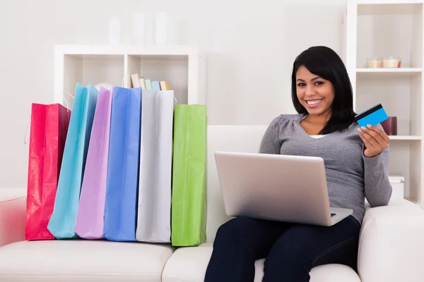Mladá žena nakupování online — Stock fotografie