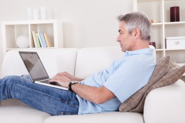 Olgun adam dizüstü bilgisayar kullanıyor