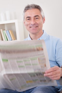 Yetişkin Adam gazete okuyor.