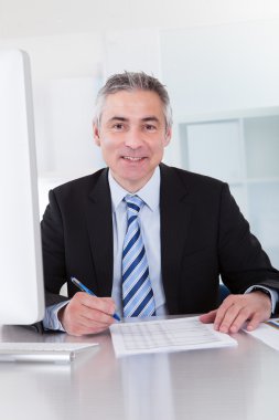 Olgun işadamı masa başında çalışma