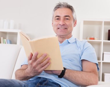 Olgun adam kitap okuyor.