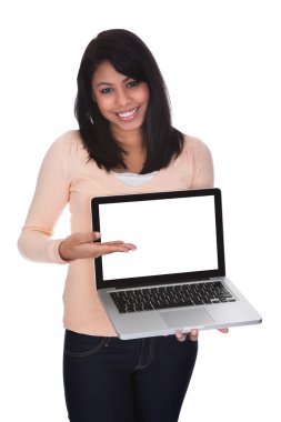 genç bir kadın tutarak laptop