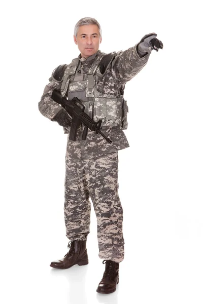 Olgun asker holding tüfek — Stok fotoğraf
