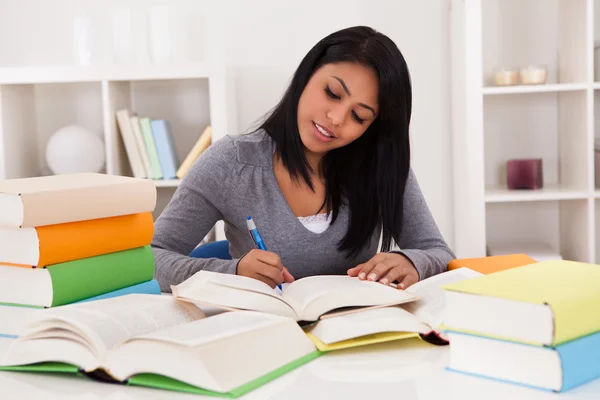 Retrato de jovem mulher estudando — Fotografia de Stock