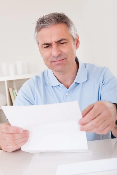 Horrified old man reading a letter — Stock Photo, Image