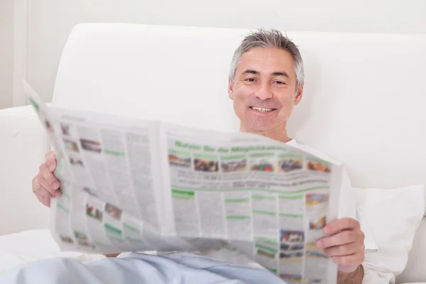 Reifer Mann mit Zeitung — Stockfoto