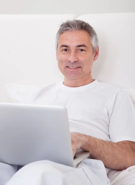 Volwassen man met laptop — Stockfoto