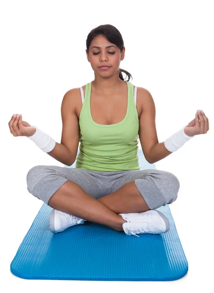 Retrato de una joven practicando yoga —  Fotos de Stock