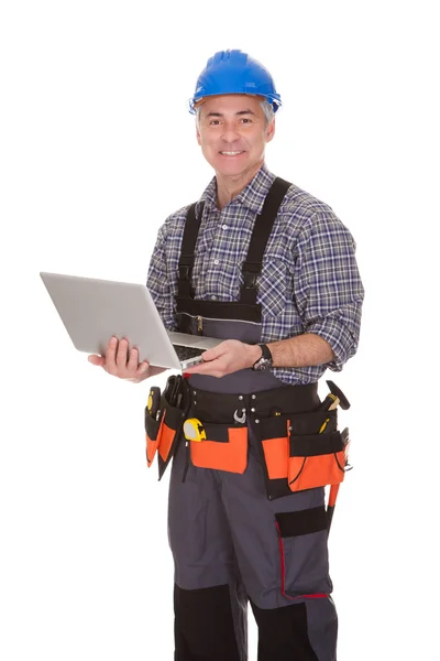 Technicien tenant un ordinateur portable — Photo
