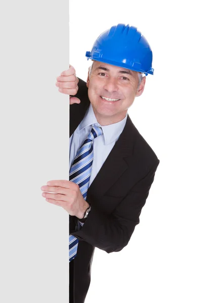 Olgun erkek mimar holding billboard — Stok fotoğraf