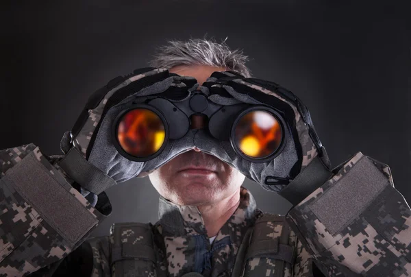 Soldato maturo guardando attraverso binocoli — Foto Stock