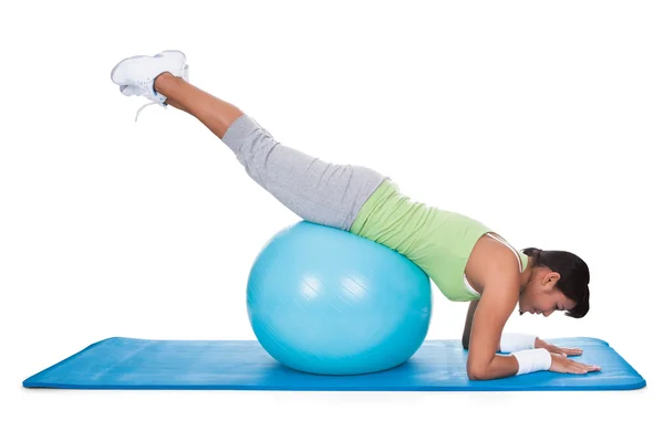 Mujer haciendo ejercicio en la bola de pilates — Foto de Stock