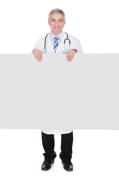 Portrét muže lékaře drží transparent — Stock fotografie