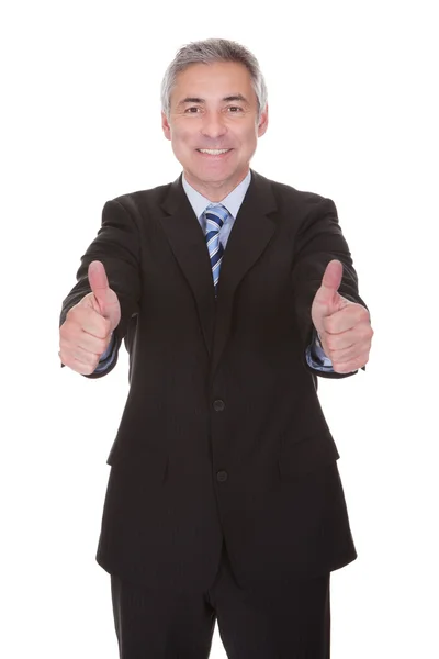 Portret van volwassen zakenman duim omhoog teken weergegeven: — Stockfoto