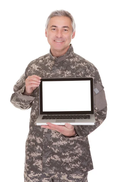 Soldato maturo che mostra il computer portatile — Foto Stock