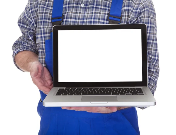 Maturo maschio tecnico mostrando computer portatile — Foto Stock