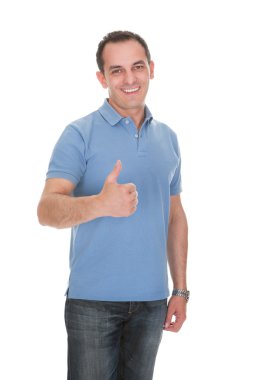 Gülümseyen genç adamın portresi